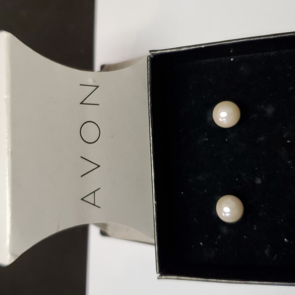 Glamor every day necklace and earring gift set by Avon - Picture 3 of 5